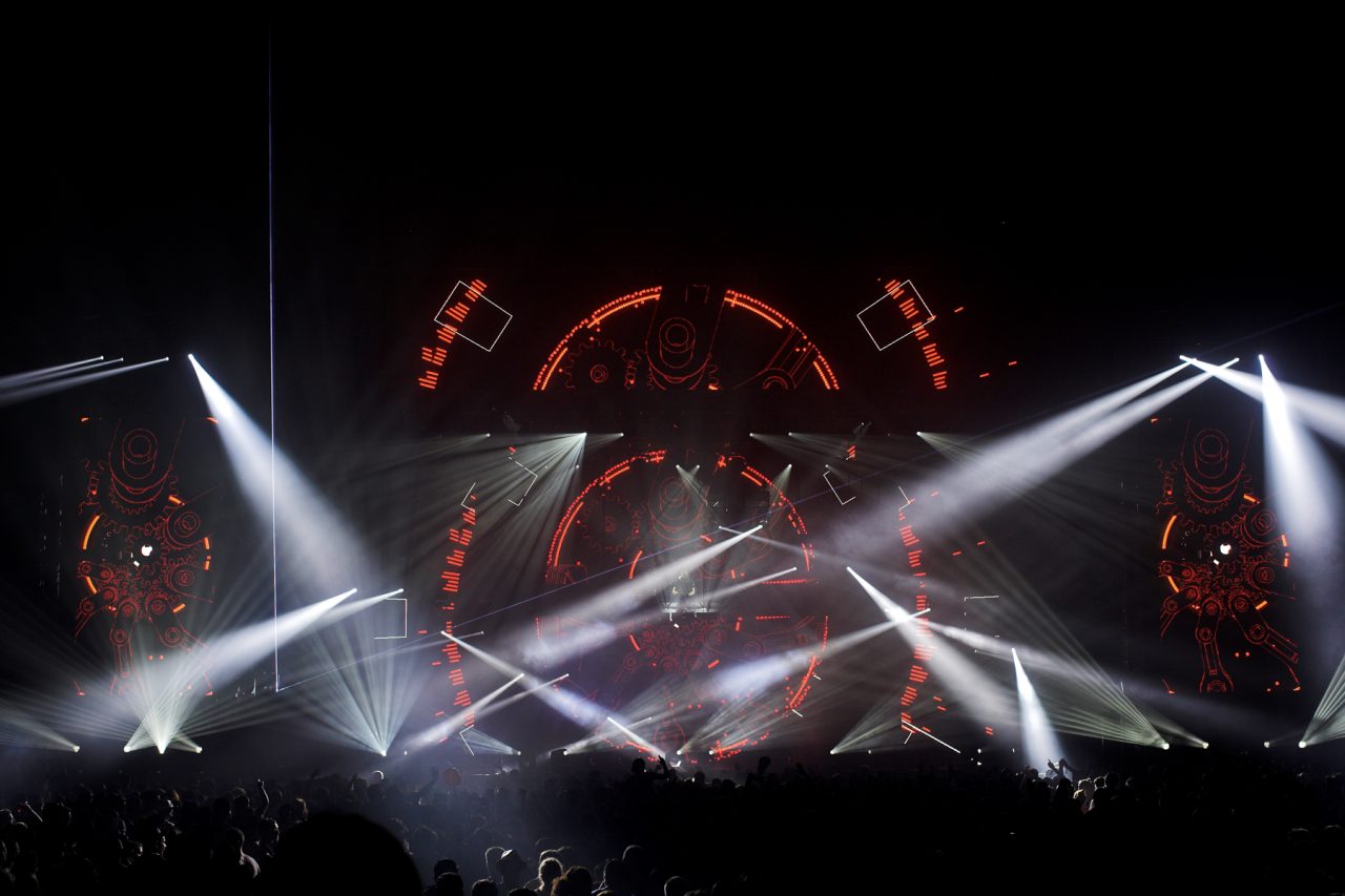 Crossing white lighting beams around the stage at David Guetta's show.