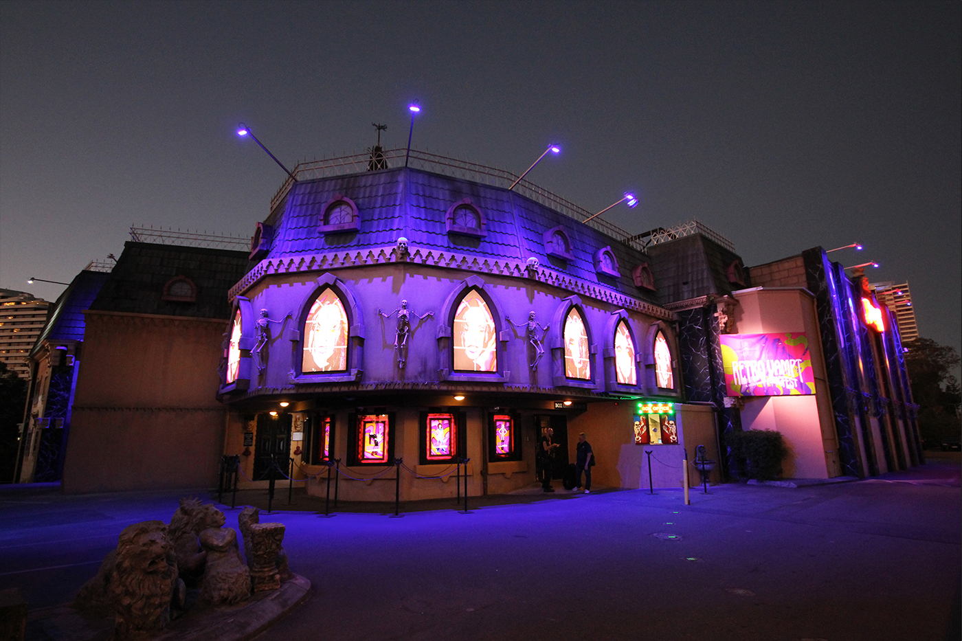 Draculas Cabaret Restaurant Gold Coast Building Facade Lighting and LED Screens