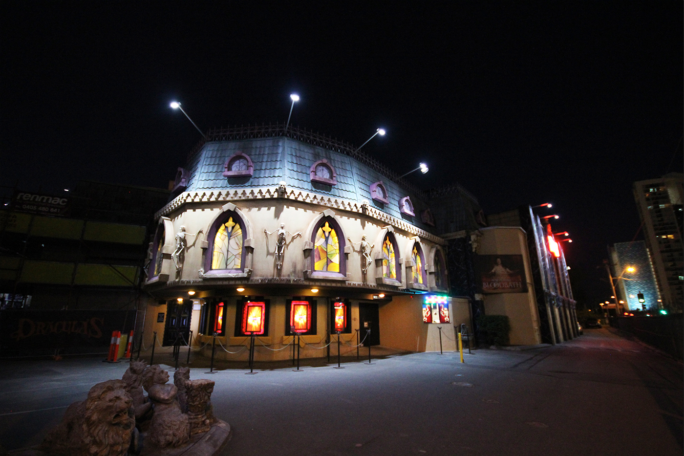Draculas Cabaret Restaurant Gold Coast Building Facade Lighting and LED Screens
