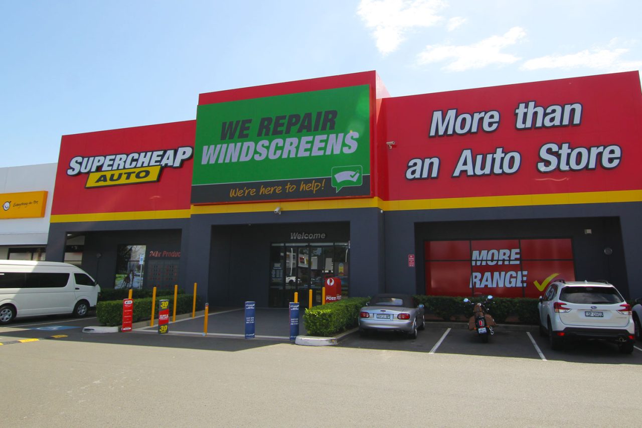 Green windscreen promotion on the Supercheap Auto Penrith facade screen.
