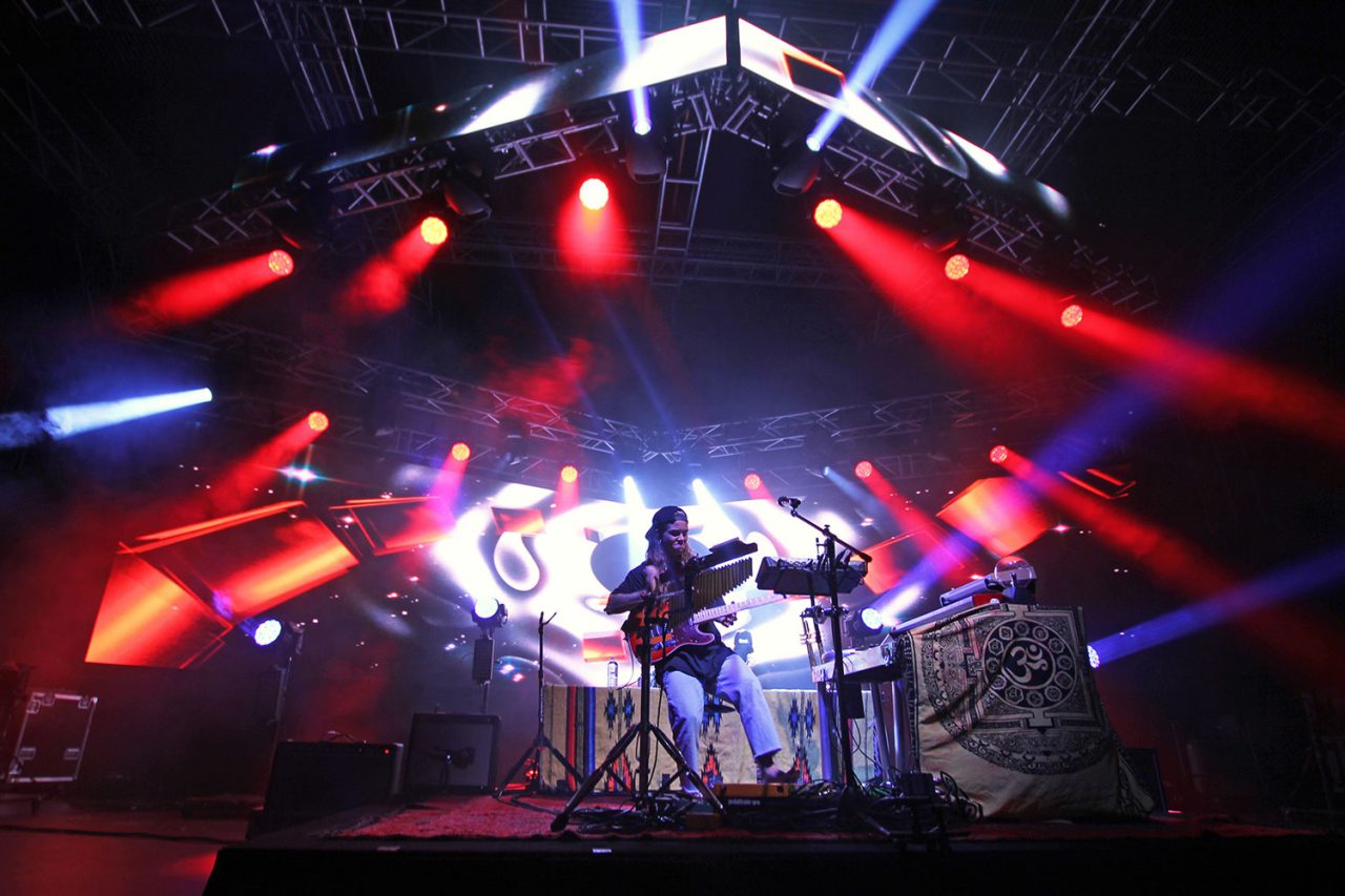 Red beams and colourful video panels above the Flow State tour stage.