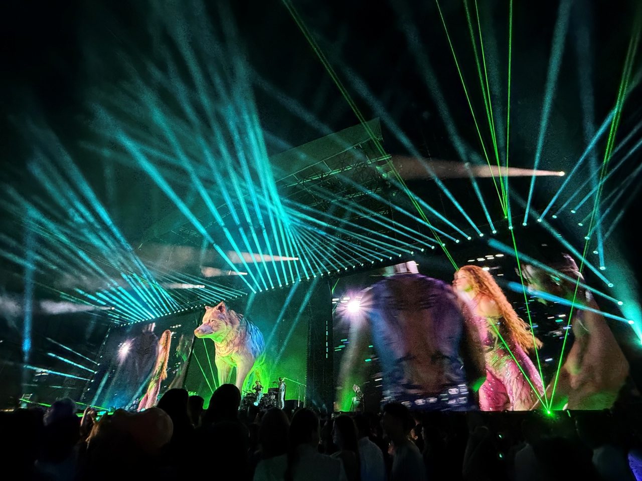 Green beams spreading over the stage and audience on Shakira's 2025 tour.