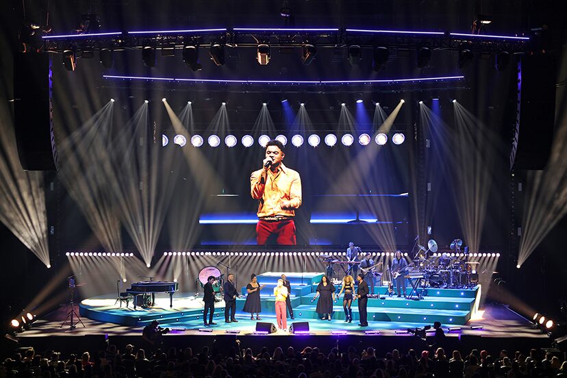 White beams above the band and central portrait screen on the 100 Times Around the Sun tour.